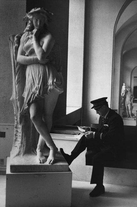 henri-cartier-bresson-louvre-paris-1975