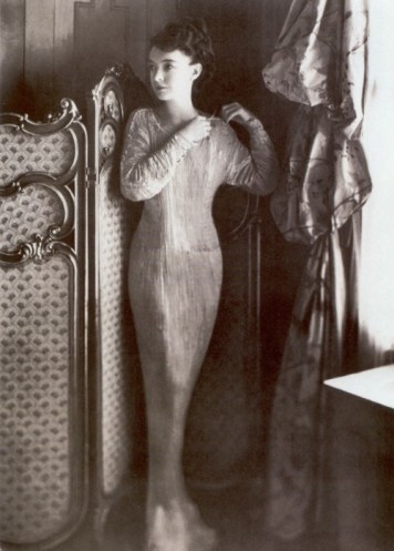 Lillian Gish in a Fortuny “Delphos” gown, 1920.