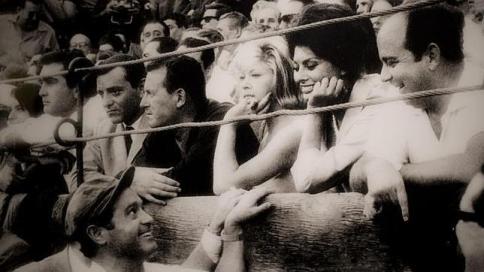 Sofía Loren sonríe a Cano desde la barrera abc