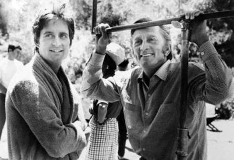 Kirk-Douglas-visits-his-son-Michael-Douglas-on-the-set-of-Hail-Hero