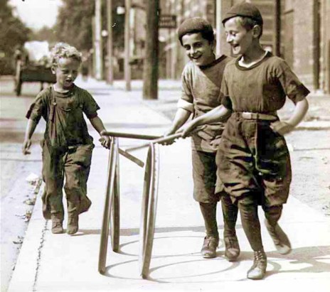 Boys_with_hoops_on_Chesnut_Street