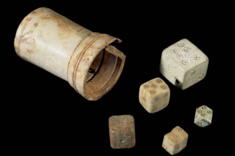 Roman-Art-Board-game-Cube-and-bone-dice-National-Museum-of-Roman-Art-Spain-