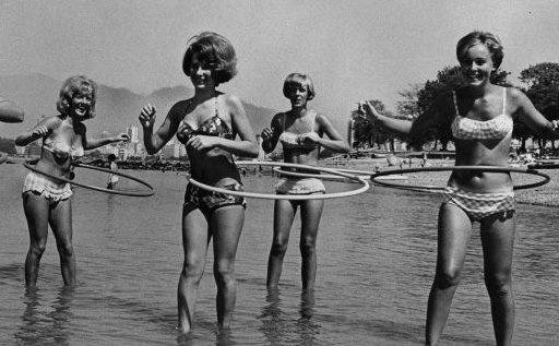 vintage-hula-hooping