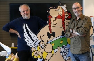 jean-yves-ferri-derecha-didier-conrad-los-autores-pagina-papiro-del-cesar-nuevo-album-asterix-1445442624013