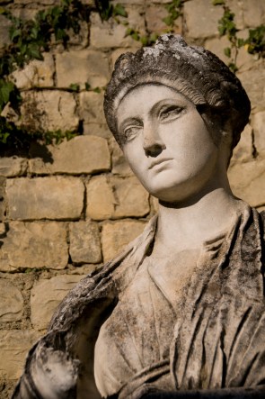 replica_of_vibia_sabina_statue_in_vaison-la-romaine