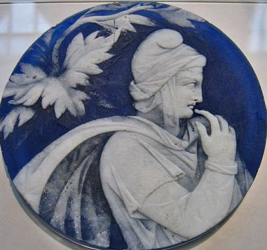 paris-glass-cameo-style-disc-of-blue-and-white-roman-27-bce-37-ce-associated-with-the-portland-vase