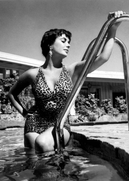 skye-elizabeth-taylor-leopard-swimsuit-pool-1960s