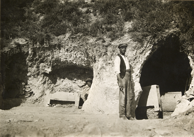 evans-excavating-tombs-at-mavro-spelio-near-knossos-1926