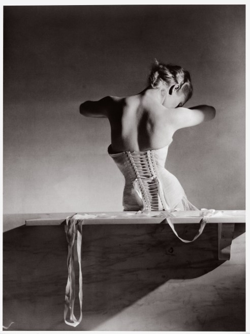 horst-p-horst-the-mainbocher-corset-1939-paris-vogue-studios